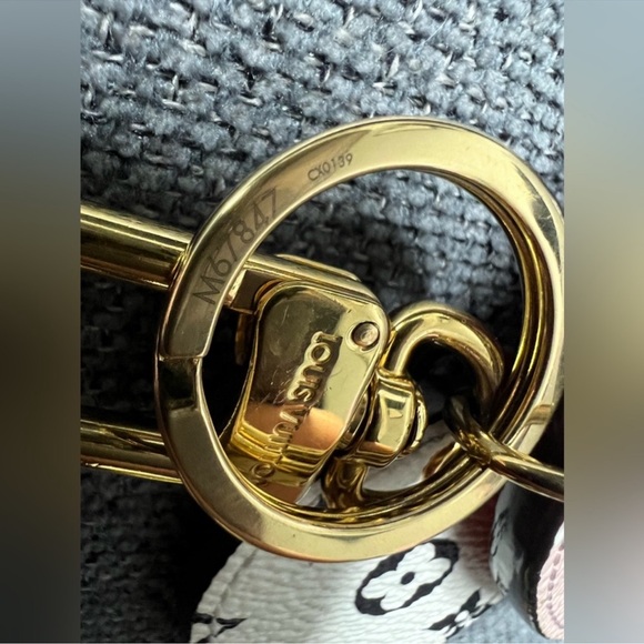 Louis Vuitton Limited edition bag charm key ring - Picture 3 of 5